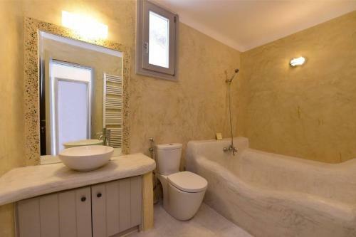 Villa Moonlight � Exquisite Villa For 10 With Pool, Helipad