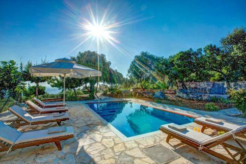 Perachori Villa Sleeps 6 Pool Air Con Wifi