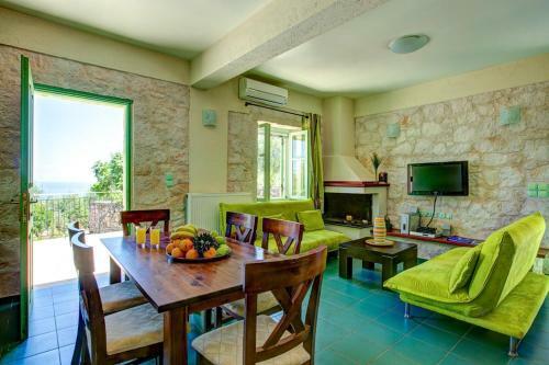 Perachori Villa Sleeps 6 Pool Air Con Wifi
