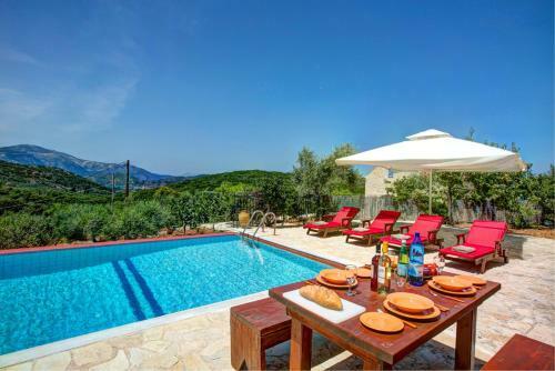 Perachori Villa Sleeps 4 Pool Air Con Wifi