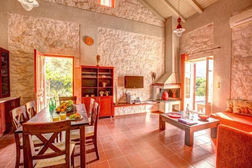 Perachori Villa Sleeps 4 Pool Air Con Wifi