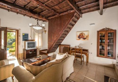 Petroulides Villa Sleeps 7 With Pool Air Con And Wifi