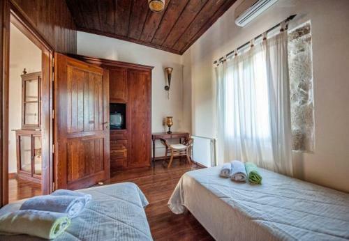 Petroulides Villa Sleeps 7 With Pool Air Con And Wifi