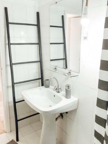 Charming 2-bed Apartment Close To All Amenities