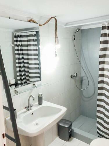 Charming 2-bed Apartment Close To All Amenities
