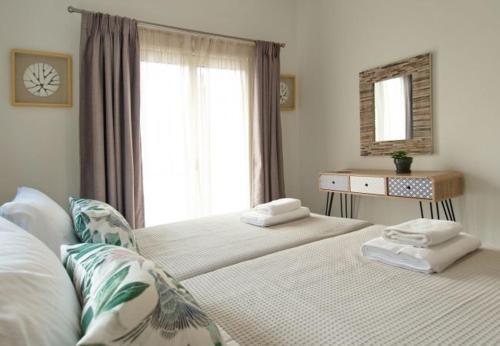 Zacharias Villa Sleeps 7 With Pool And Air Con