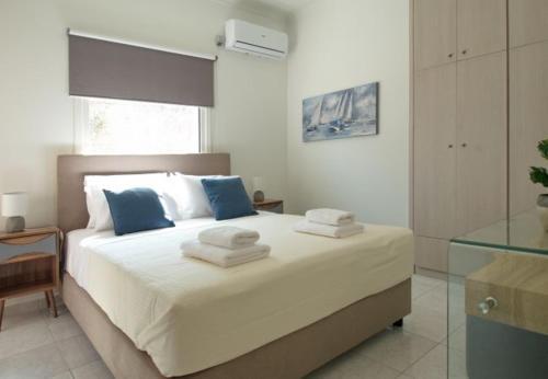 Zacharias Villa Sleeps 7 With Pool And Air Con