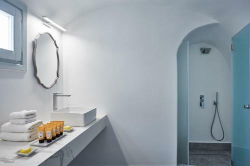 Firostefani Villa Sleeps 7 With Pool And Air Con
