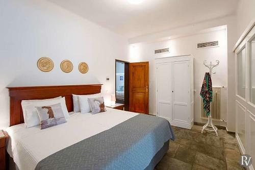 Agios Onoufrios Villa Sleeps 14 With Pool And Air Con