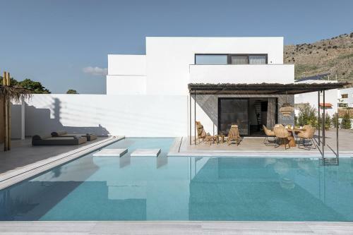 Pefki Villa Sleeps 6 With Pool And Air Con