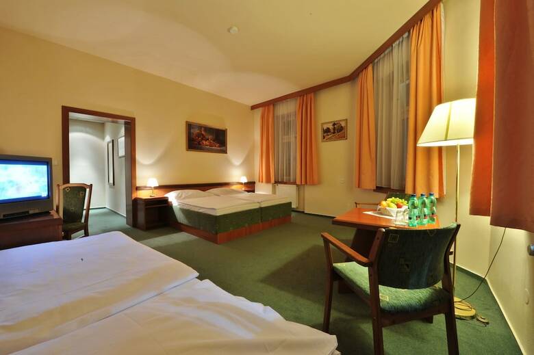 Three Crowns Hotel