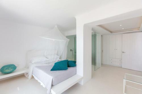 Elia Villa Sleeps 14 With Pool And Air Con