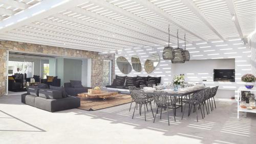Elia Villa Sleeps 14 With Pool And Air Con