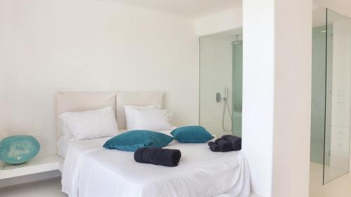 Elia Villa Sleeps 14 With Pool And Air Con