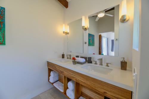 Villa Topaz Above West Bay With 180 Degree Views!