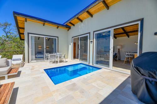 Villa Topaz Above West Bay With 180 Degree Views!