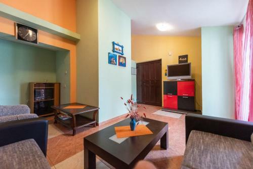 Hostal Apartments Karen