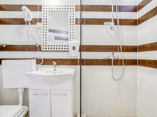 Spacious Holiday Home In Vukovar With Swimming Pool