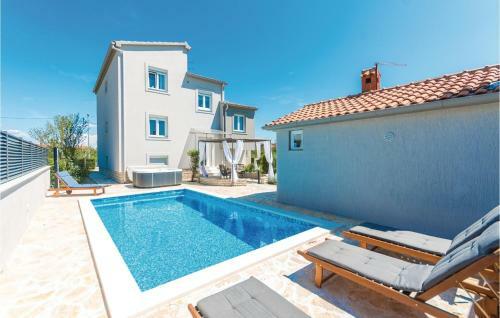 Two-bedroom Holiday Home In Zadar