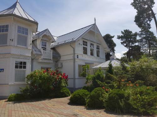 Hostal Naiza Guesthouse And Apartments