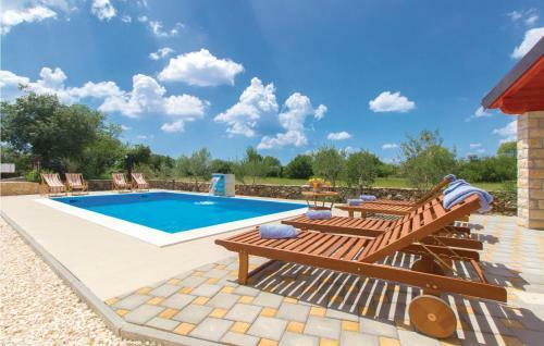 Four-bedroom Holiday Home In Miljevci