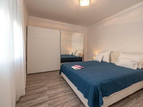 Spacious Holiday Home In Galovac With Jacuzzi