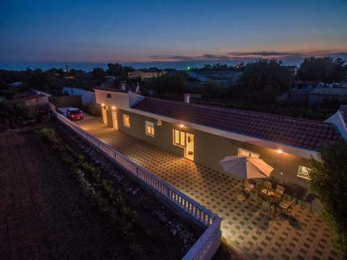 Spacious Holiday Home In Galovac With Jacuzzi