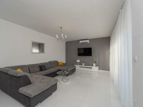 Spacious Holiday Home In Galovac With Jacuzzi