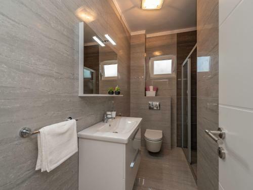 Spacious Holiday Home In Galovac With Jacuzzi