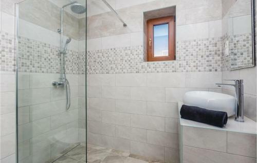 Three-bedroom Holiday Home In Gostinjac