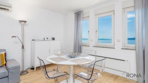 Spacious Apartment With A Panoramic View