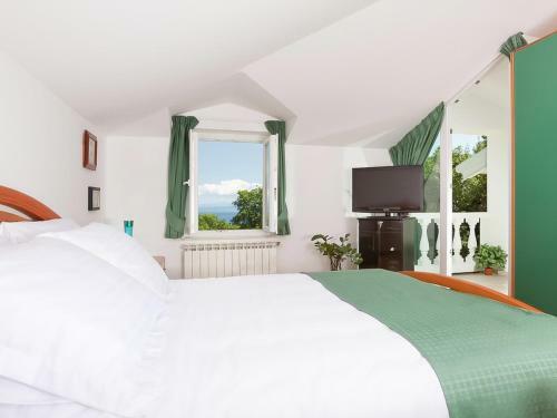 Ika Villa Sleeps 8 With Pool Air Con And Wifi