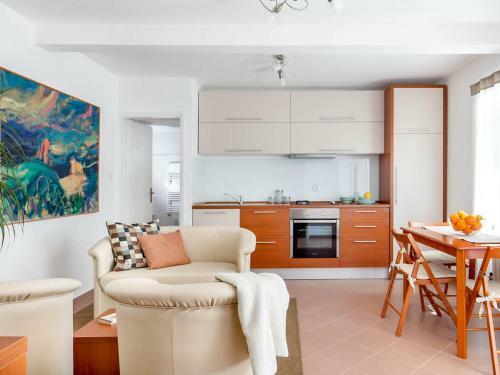 Ika Villa Sleeps 8 With Pool Air Con And Wifi