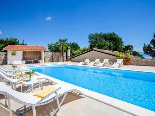 Ika Villa Sleeps 8 With Pool Air Con And Wifi
