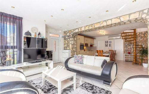 Awesome Home In Jadranovo W/ 5 Bedrooms
