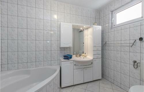 Awesome Home In Jadranovo W/ 5 Bedrooms