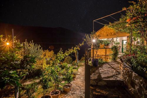 Luxury Villa Lipa With Hot Tub