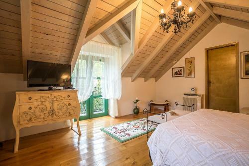 Luxury Villa Lipa With Hot Tub