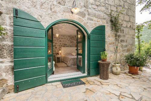Luxury Villa Lipa With Hot Tub
