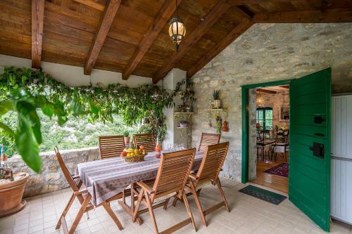 Luxury Villa Lipa With Hot Tub
