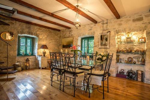 Luxury Villa Lipa With Hot Tub
