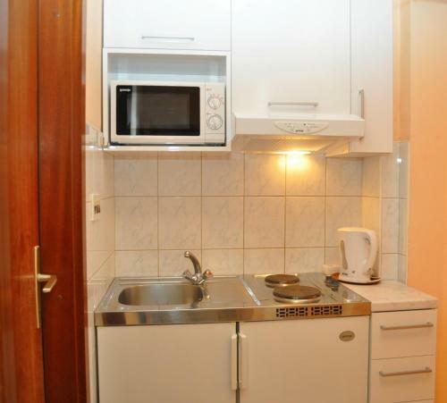 Hostal App & Rooms Ljuba - 130m From Sea
