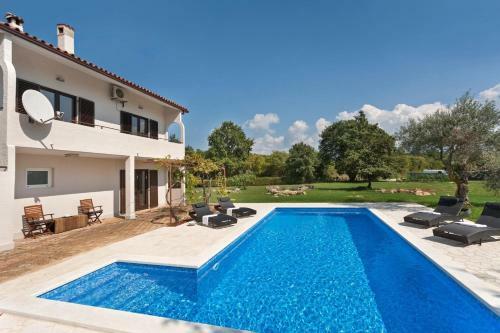 Apartment With Private Pool And Large Garden