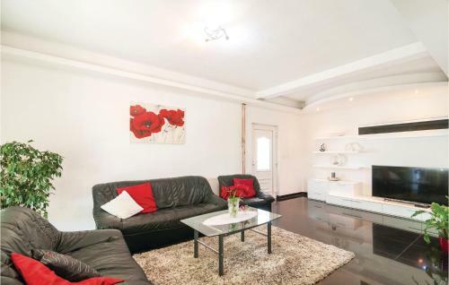 Five-bedroom Holiday Home In Obrovac Sinjski