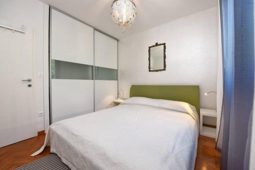 Apartment Nela With Balcony Near The Beach