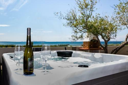 Beachfront Three Bedroom Villa With Hot Tub - Sgb3