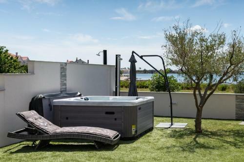 Beachfront Three Bedroom Villa With Hot Tub - Sgb3