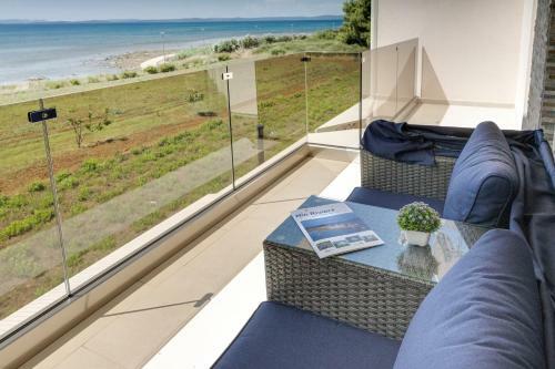 Beachfront Three Bedroom Villa With Hot Tub - Sgb3