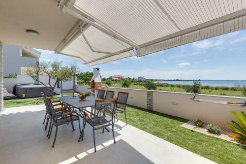 Beachfront Three Bedroom Villa With Hot Tub - Sgb3