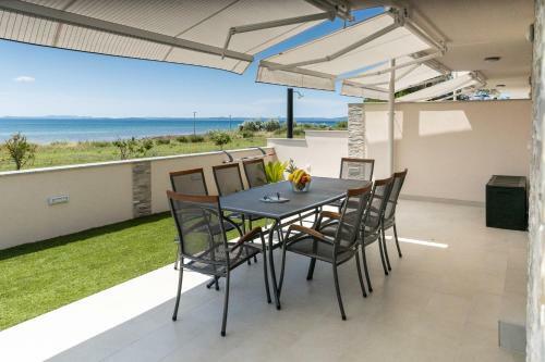 Beachfront Three Bedroom Villa With Hot Tub - Sgb3